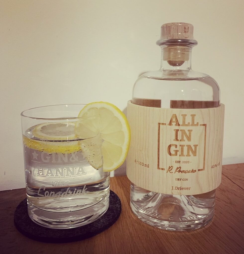 All in Gin Name auf Holzclip