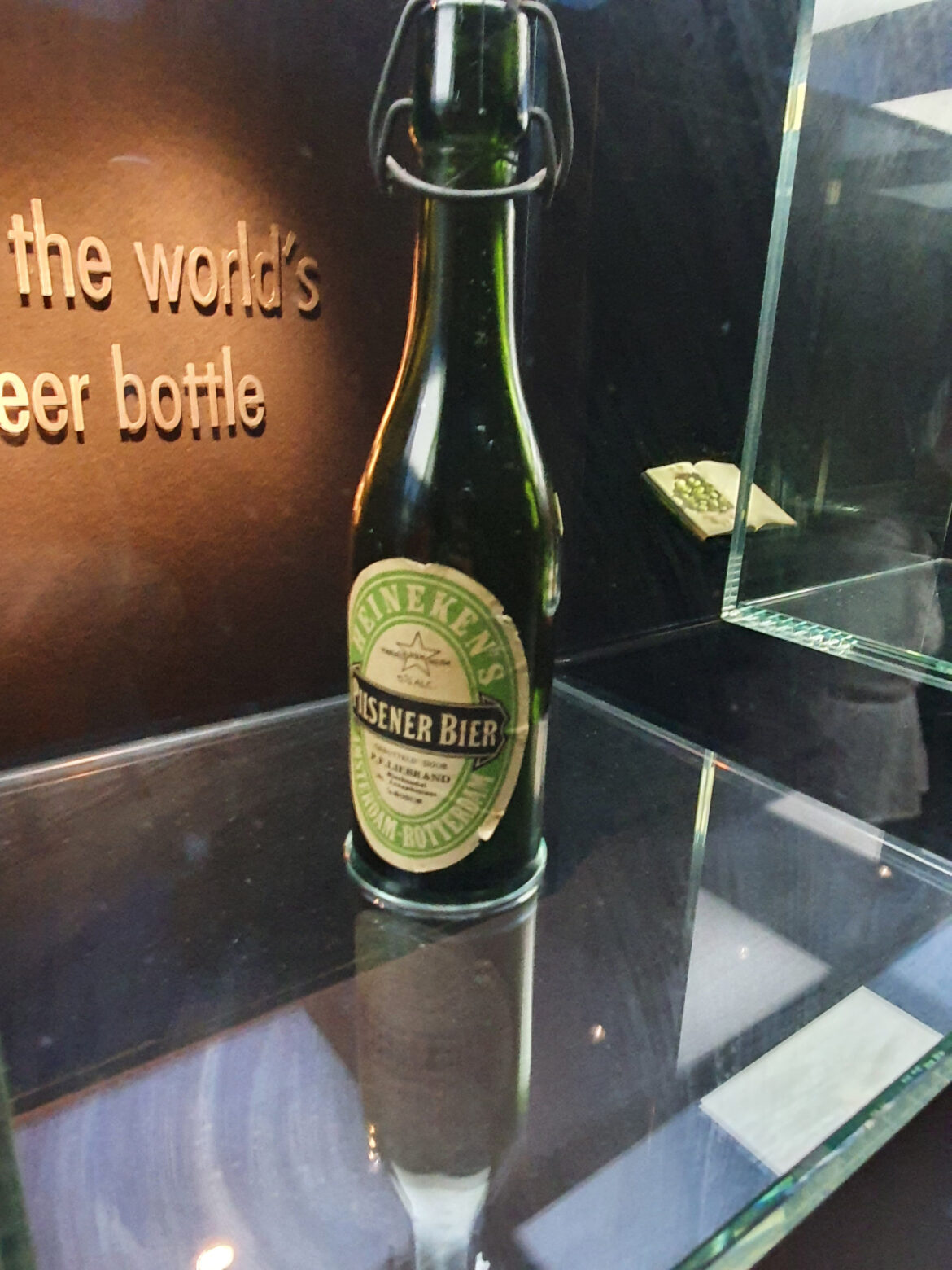Heineken Experience Ausstellung 21: Alte Bierflasche 1