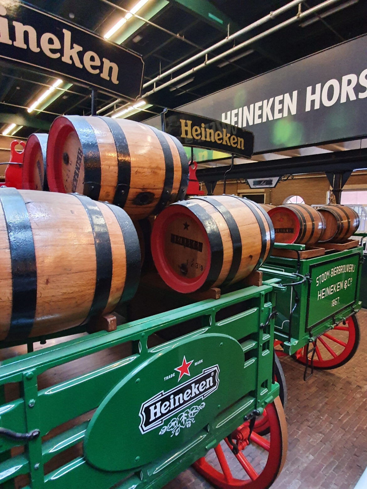 Heineken Experience Ausstellung 30: Kutsche mit Bierfässern 2