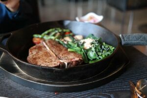 T-Bone Steak in Pfanne braten